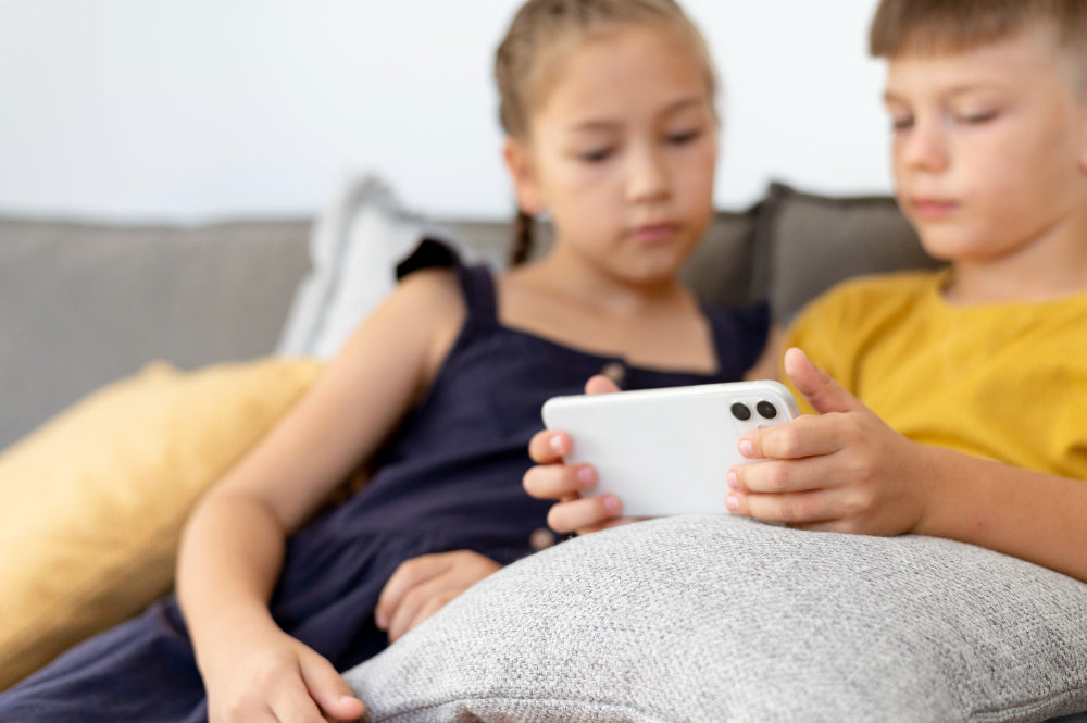Child using a tablet at home: screen time rules across two homes